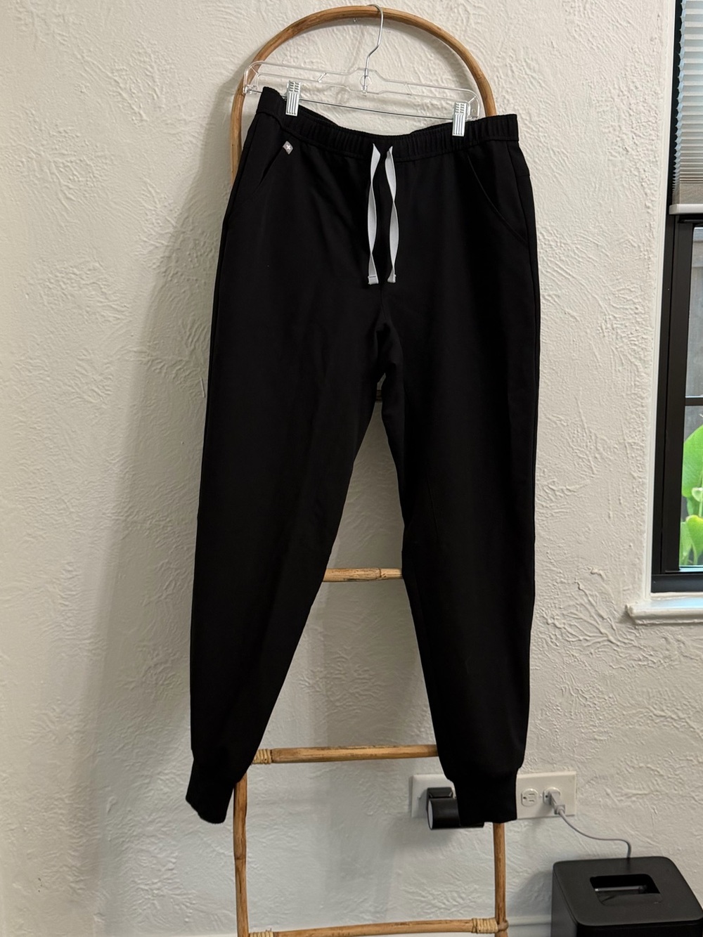 Women’s figs black joggers